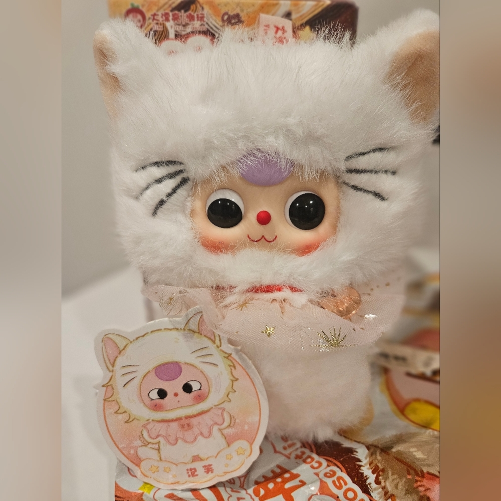 BABY THREE WHOSE CAT IS THIS KEYCHAIN - WHITE W TUTU